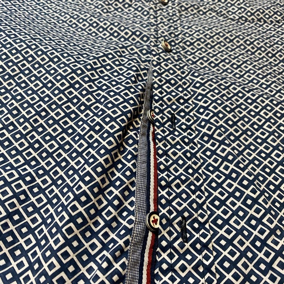 Comfy fit button down with detail - Picture 7 of 8